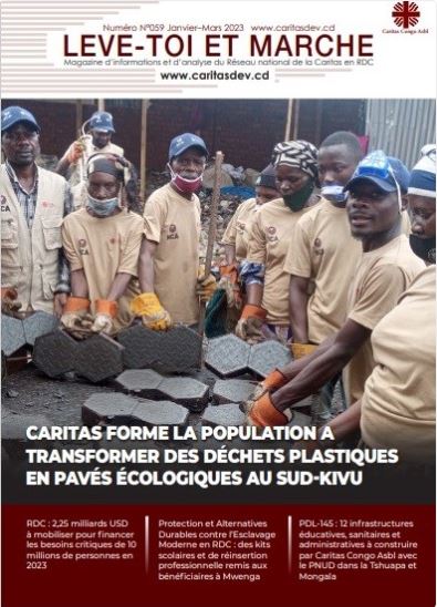Magazine LEVE-TOI ET MARCHE : Caritas forme la population à transformer les déchets plastiques en pavés écologiques au Sud-Kivu