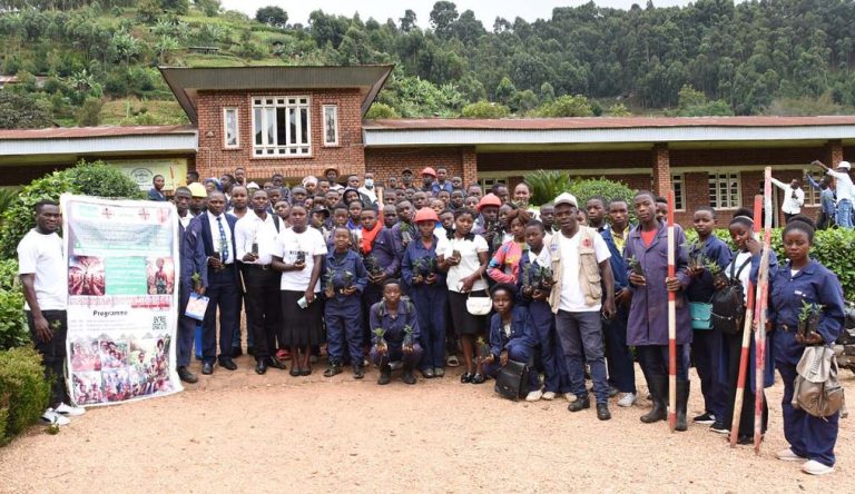 Journée nationale de l’arbre : des arbres agroécologiques distribués et plantés à Lubero par Caritas Butembo-Beni
