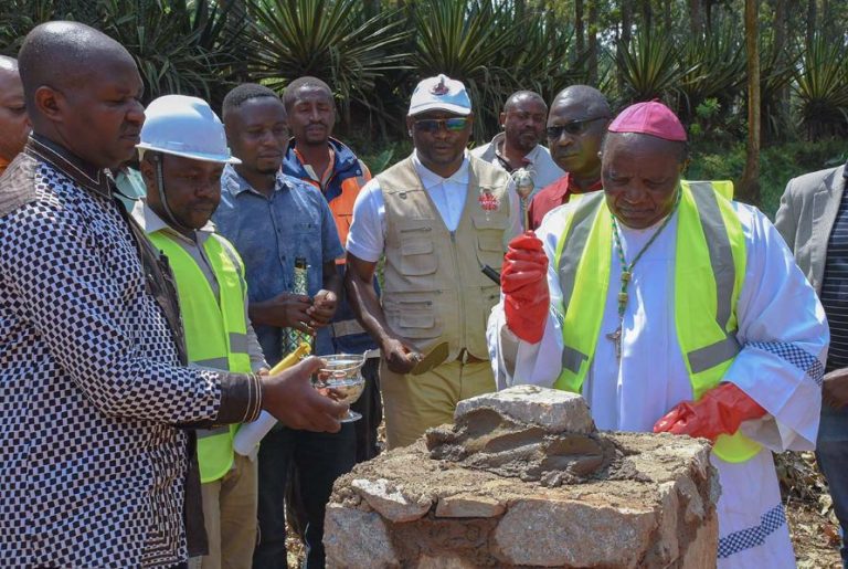 Caritas Butembo-Beni : Mgr l’Evêque du diocèse de Butembo-Beni pose la première pierre pour lancer les travaux de construction du centre de formation professionnelle
