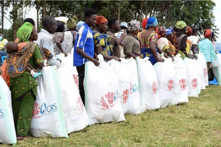 Crise du M23 : Caritas Butembo-Beni distribue des articles ménagers essentiels à 1892 manages déplacés en zone de santé de Kayna