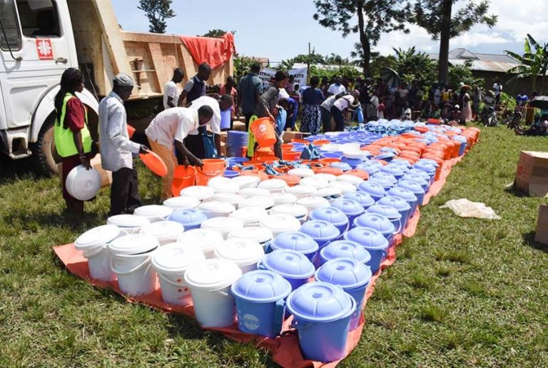 Caritas Butembo Beni : 250 femmes déplacées de guerre bénéficient des kits d’hygiène féminine en zone de santé de Mutwanga