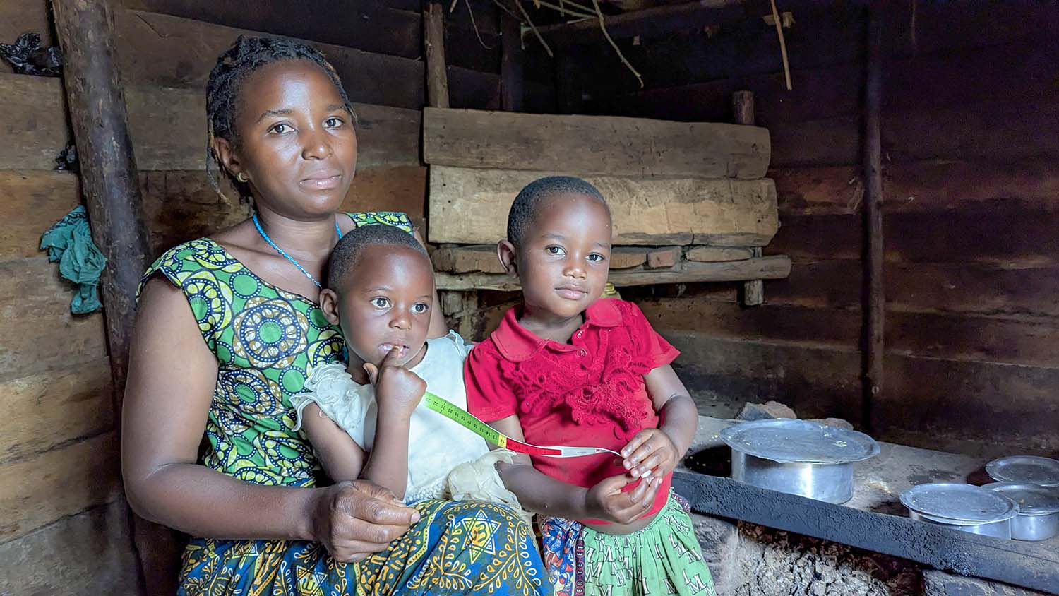 Francine KAHAMBA tenant en mains ses filles