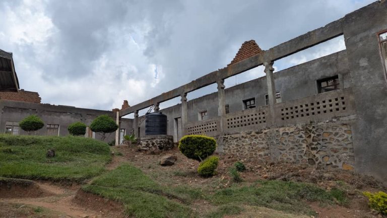 Matérnité du Centre de Santé Kyambula, dans le village de Kisunga, en zone de santé KYONDO (Nord-Kivuà. Il a été incendié par les rebelles ADF, et jusqu'à 2025, les femmes enceintes accouchent dans les mauvaises conditions. Février 2025. ©Caritas Butembo-Beni/Elie MBULEGHETI