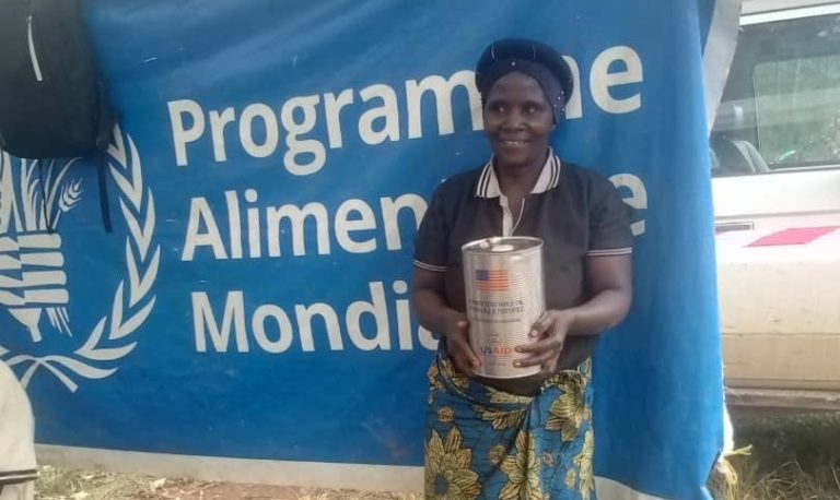 Distribution des vivres à Musienene faim zéro dans le monde Mme Georgette KAHINDO