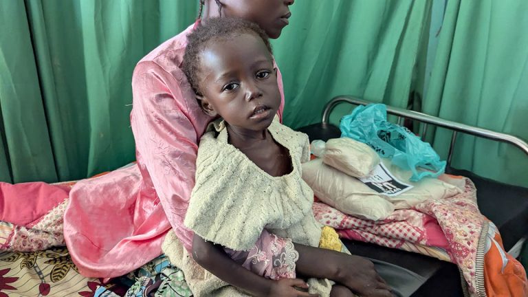 Enfant en situation de malnutrition aiguë sévère reçoit la bouillie enrichie de la Caritas Butembo-Beni, en zone de santé de Manguredjipa, en territoire de Lubero. ©Caritas Butembo-Beni/Elie Mbulegheti