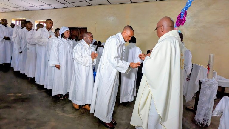 Le Centre Diocésain de Pastorale Catéchèse et Liturgie (CDPCL) du diocèse de Butembo-Beni a procédé, ce jeudi 22 mai 2025, à la remise de brevets à 65 nouveaux animateurs-catéchistes ayant achevé leur formation pour l’année scolaire 2024-2025. La cérémonie a été présidée par l’Abbé Jean-Pierre KANDU représentant de Mgr SIKULI PALUKU Melchisédech, Evêque du Diocèse de Butembo-Beni.
