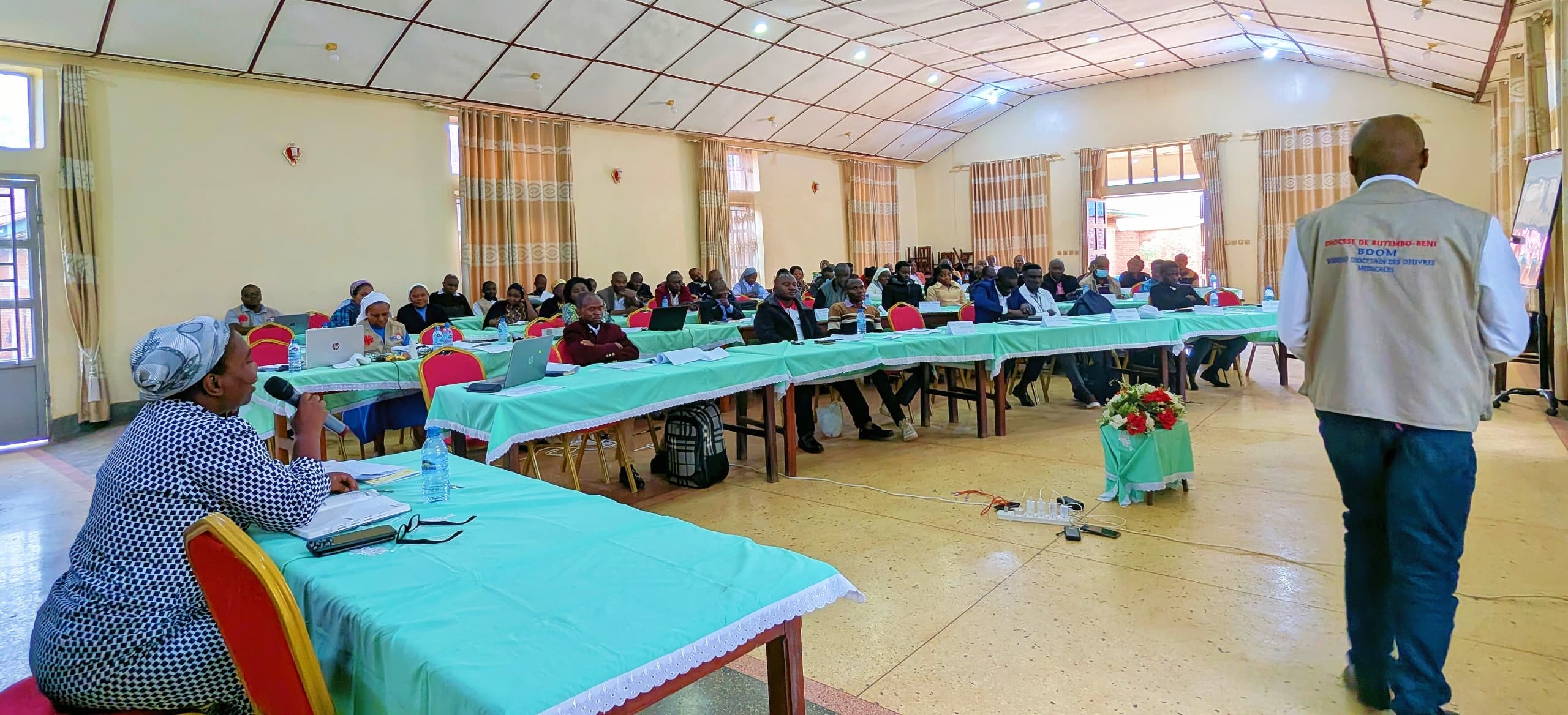 Réunion de la revue semestrielle des Infirmiers Titulaires (IT) et Délégués Nutrition (DN) des structures sanitaires du Diocèse de Butembo-Beni, tenue dans la salle du BDOM à Butembo, le 22 juillet 2025. ©Caritas Butembo-Beni / Nelly Mwengesyali