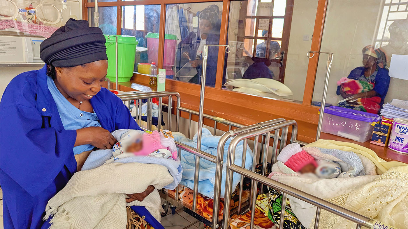 Allaiter dans la détresse : la Caritas Butembo-Beni intervient pour une mère de triplets prématurés à Kitatumba