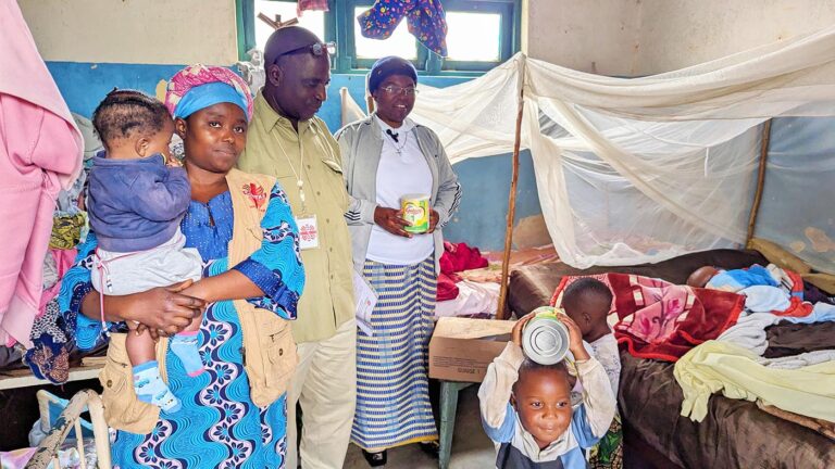 La Caritas Butembo-Beni soutient le triplet de l’orphelinat Sainte Marie avec du lait infantile