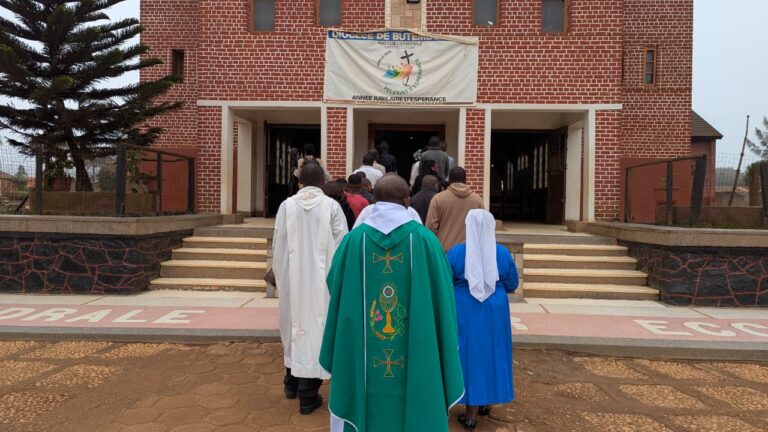 Les membres de la CEVB Sacré-Cœur de Jésus franchissent la Porte Sainte à Butembo