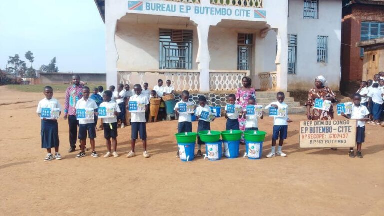 La Caritas Butembo-Beni distribue des kits de prévention et de protection contre la Maladie à Virus Ebola aux écoles et services étatiques de Butembo