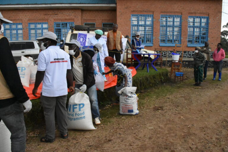 A Musienene, les agents de la CARITAS Développement Butembo-Beni procèdent à la distribution des vivres