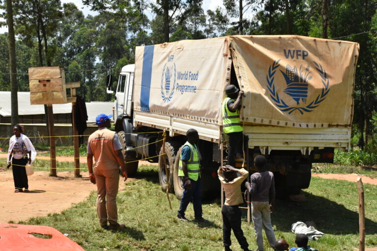 Sur l’image, Adelard KAHOTWA, coordonnateur de la CARITAS Développement Butembo-Beni en train de superviser le lancement de la campagne de distribution