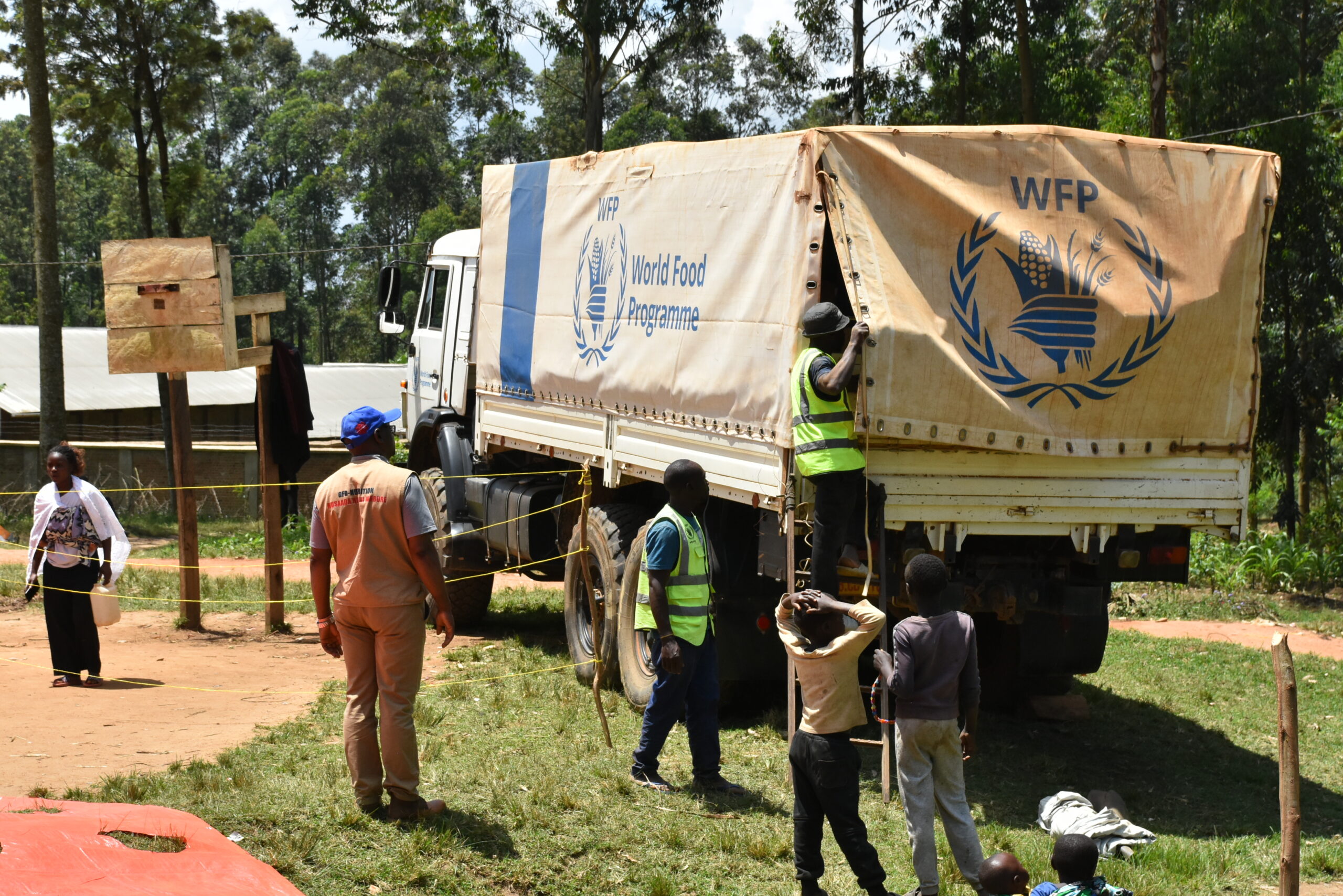 Sur l’image, Adelard KAHOTWA, coordonnateur de la CARITAS Développement Butembo-Beni en train de superviser le lancement de la campagne de distribution